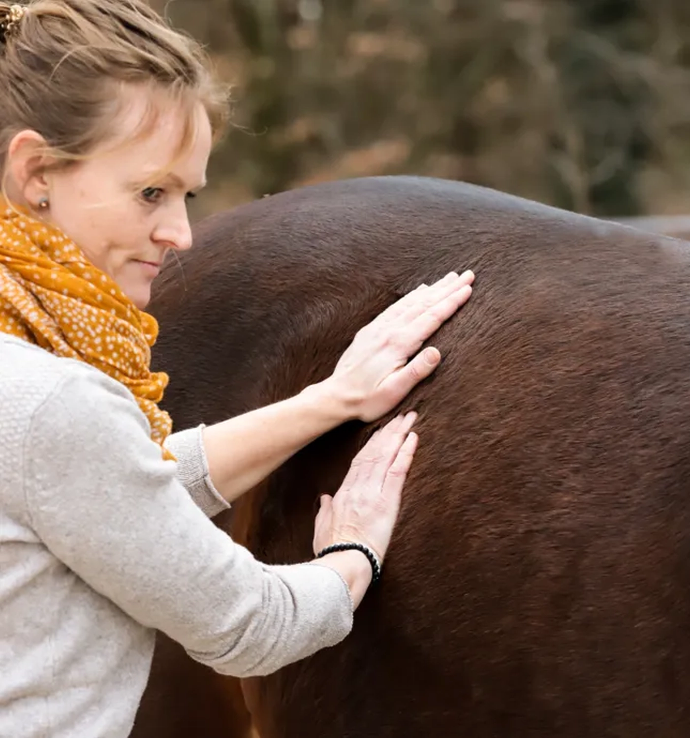 Leonie Johannink mit Pferd von Visionäre Pferdeosteopathie