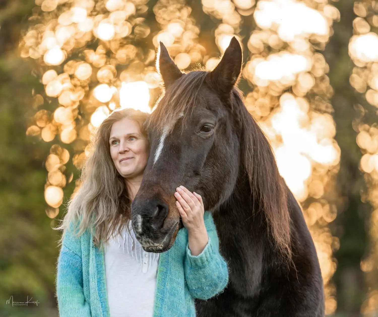 Christine Heußinger mit Pferd von Visionäre Pferdeosteopathie